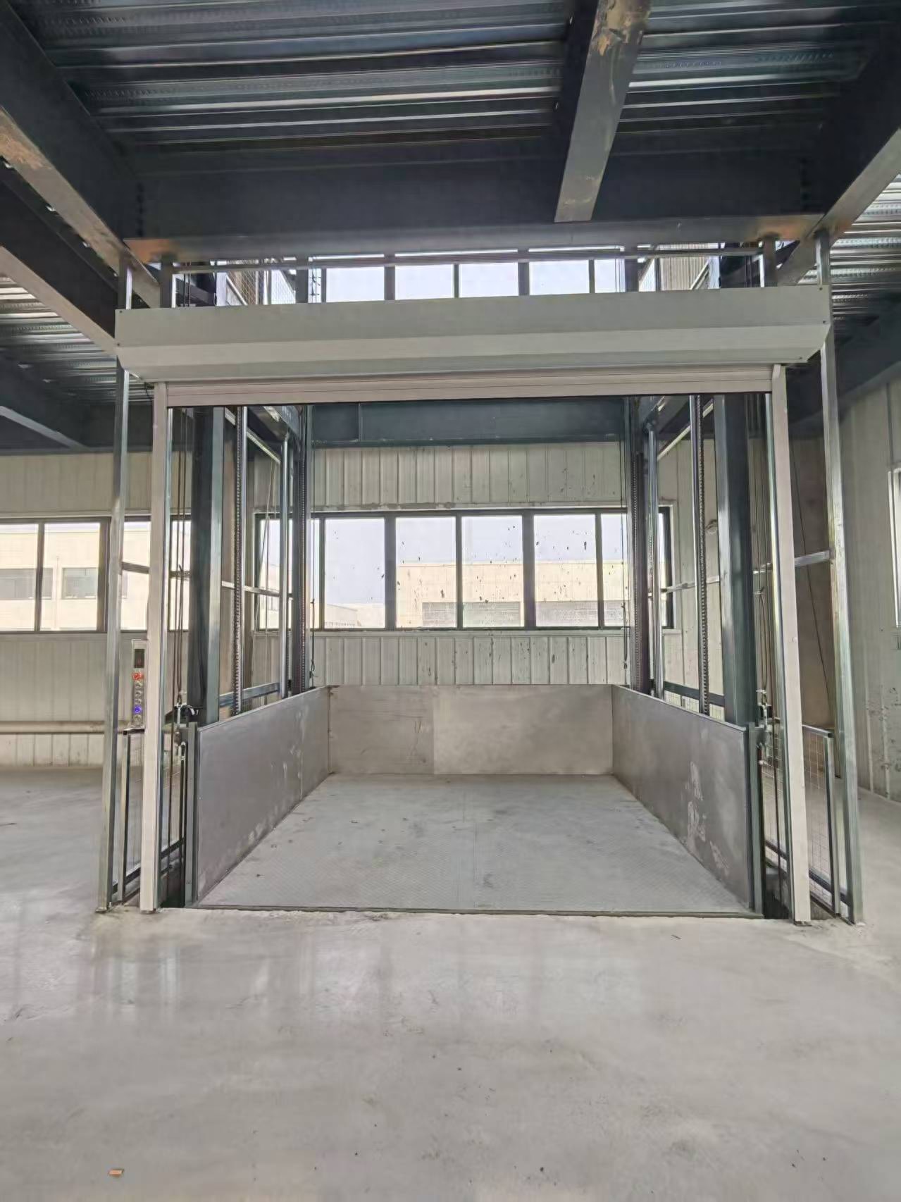 创宏智能导轨式液压升降货梯——企业楼层货运的可靠伙伴